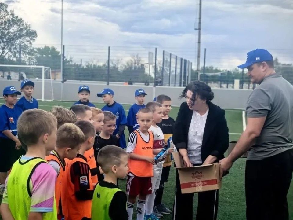 В Краснодоне на стадионе им. Ленинского комсомола было по-настоящему шумно, весело и очень спортивно — в канун Международного дня защиты детей и в рамках спортивного марафона «Сила России» для детей организовали... В Краснодоне на стадионе им. Ленинского комсомола было по-настоящему шумно, весело и очень спортивно — в канун Международного дня защиты детей и в рамках спортивного марафона «Сила России» для детей организовали...
