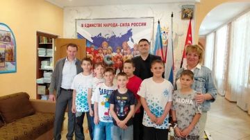 Сотрудники полиции привезли фрукты, сладости и спортинвентарь воспитанникам детского дома в Луганске