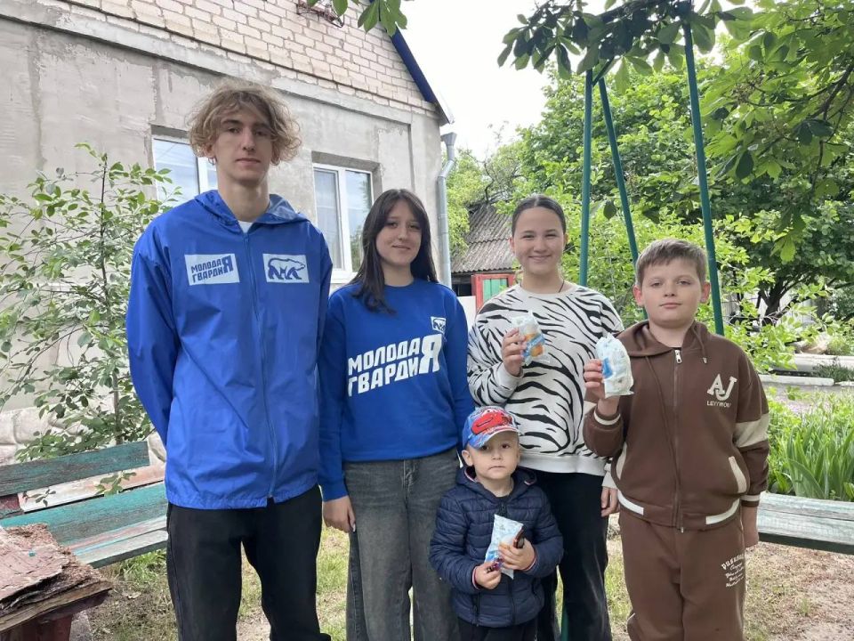 Праздник детства в Славяносербске: молодогвардейцы подарили ребятам мороженое и плюшевые игрушки Праздник детства в Славяносербске: молодогвардейцы подарили ребятам мороженое и плюшевые игрушки