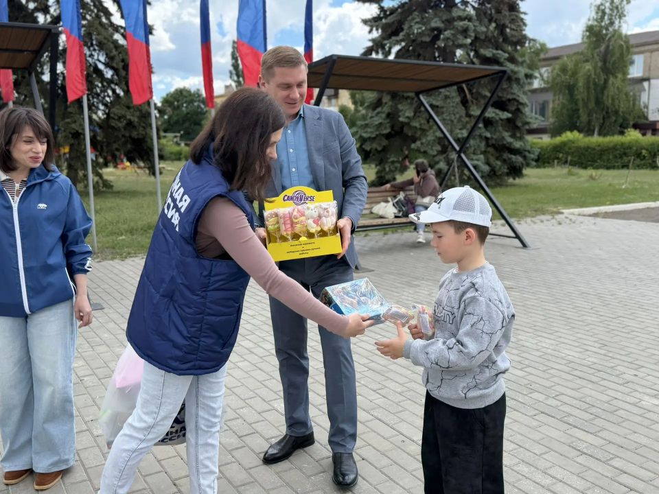 Друзья, сегодня Международный день защиты детей! В честь этого замечательного праздника вместе с нашими неутомимыми активистами партии «Единая Россия» поздравили детишек в самом сердце Кировска — в центральном сквере Друзья, сегодня Международный день защиты детей! В честь этого замечательного праздника вместе с нашими неутомимыми активистами партии «Единая Россия» поздравили детишек в самом сердце Кировска — в центральном сквере