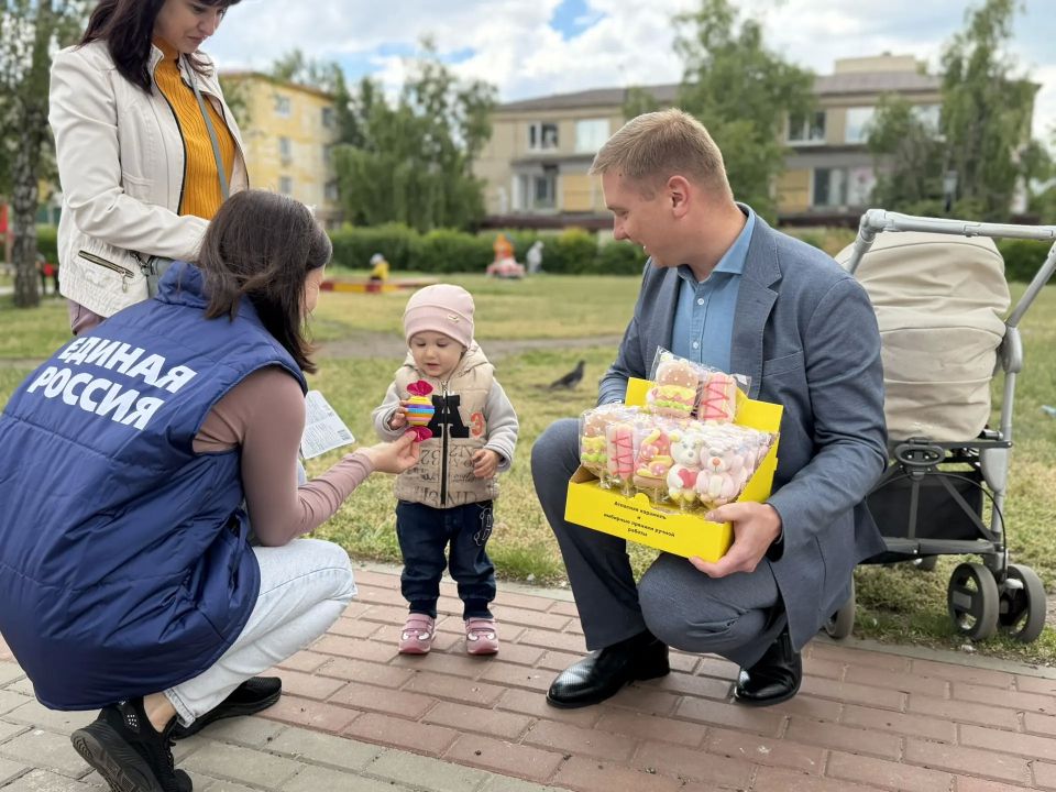 Друзья, сегодня Международный день защиты детей! В честь этого замечательного праздника вместе с нашими неутомимыми активистами партии «Единая Россия» поздравили детишек в самом сердце Кировска — в центральном сквере Друзья, сегодня Международный день защиты детей! В честь этого замечательного праздника вместе с нашими неутомимыми активистами партии «Единая Россия» поздравили детишек в самом сердце Кировска — в центральном сквере