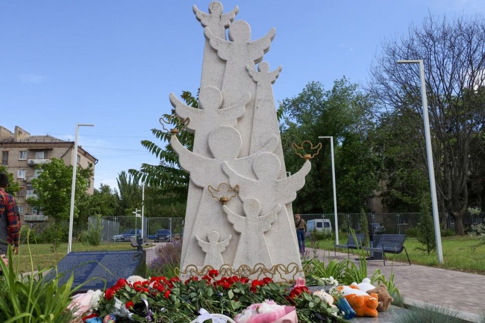 В Луганске почтили память детей - жертв агрессии ВСУ В Луганске почтили память детей - жертв агрессии ВСУ