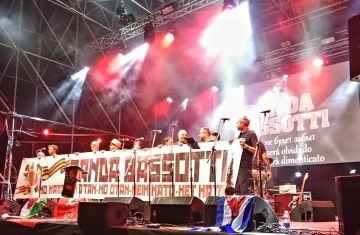 Итальянская группа Banda Bassotti посвятила свое выступление на концерте в Бергамо жертвам удара по Старобельску, сообщил ТАСС представитель группы