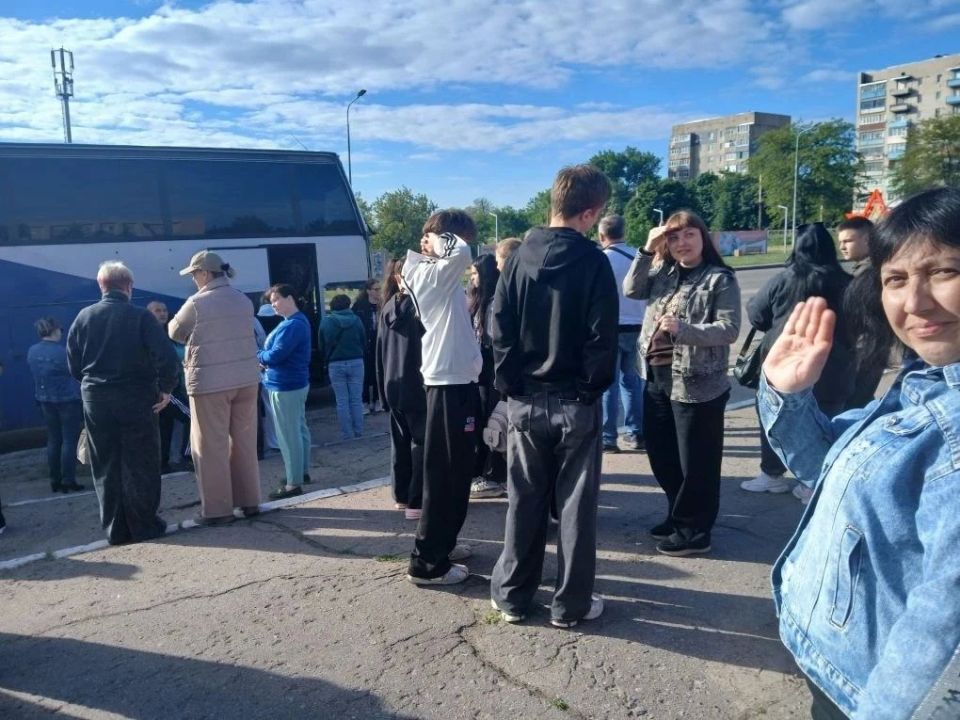 «Лето начинается с приключений: брянковская детвора отправилась отдыхать, а впереди — целая страна впечатлений» «Лето начинается с приключений: брянковская детвора отправилась отдыхать, а впереди — целая страна впечатлений»