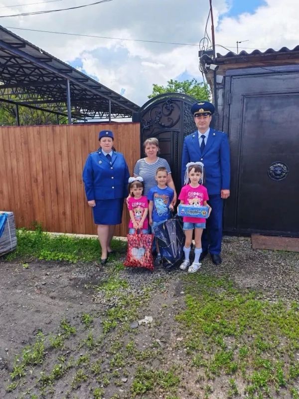 Сотрудники прокуратуры города Свердловска в Международный день защиты детей поздравили многодетную семью участника СВО