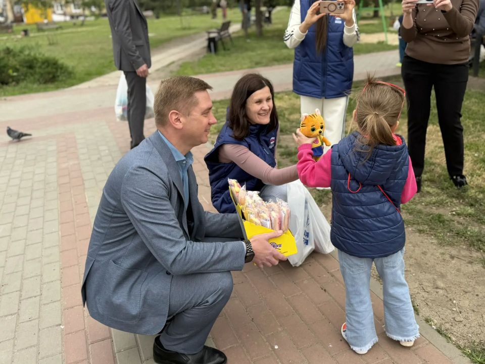 Друзья, сегодня Международный день защиты детей! В честь этого замечательного праздника вместе с нашими неутомимыми активистами партии «Единая Россия» поздравили детишек в самом сердце Кировска — в центральном сквере Друзья, сегодня Международный день защиты детей! В честь этого замечательного праздника вместе с нашими неутомимыми активистами партии «Единая Россия» поздравили детишек в самом сердце Кировска — в центральном сквере