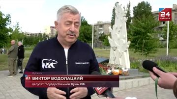 В Луганске весь день несли цветы к Мемориалу погибшим детям Республики