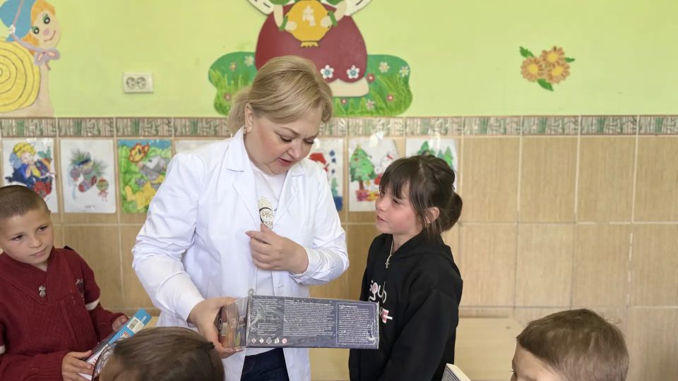 В День защиты детей единороссы организовали праздник для пациентов Алчевского детского противотуберкулезного санатория В День защиты детей единороссы организовали праздник для пациентов Алчевского детского противотуберкулезного санатория