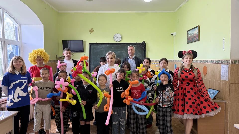 В День защиты детей единороссы организовали праздник для пациентов Алчевского детского противотуберкулезного санатория В День защиты детей единороссы организовали праздник для пациентов Алчевского детского противотуберкулезного санатория