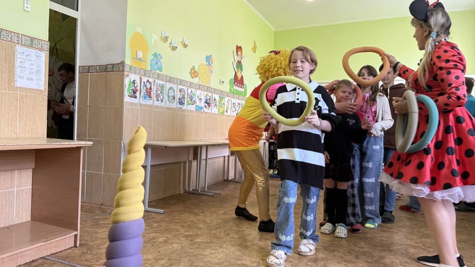В День защиты детей единороссы организовали праздник для пациентов Алчевского детского противотуберкулезного санатория В День защиты детей единороссы организовали праздник для пациентов Алчевского детского противотуберкулезного санатория