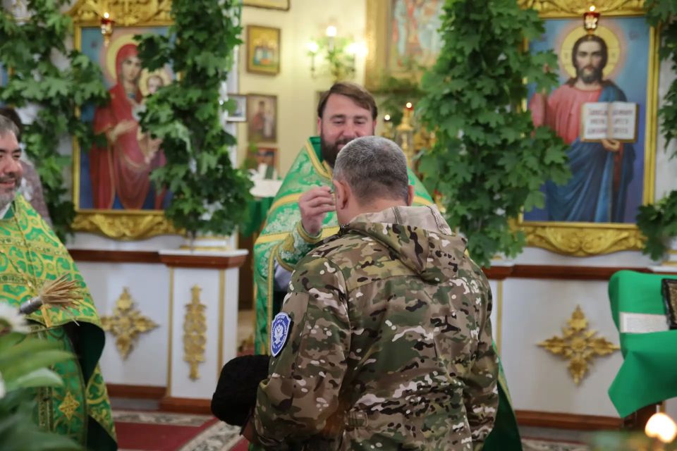 В праздник Святой Троицы депутаты от Единой России передали полевую кухню храму Александра Невского в Луганске В праздник Святой Троицы депутаты от Единой России передали полевую кухню храму Александра Невского в Луганске