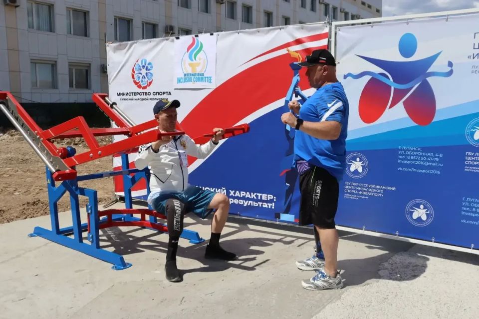 В Луганске открыли первую инклюзивную спортивную площадку В Луганске открыли первую инклюзивную спортивную площадку