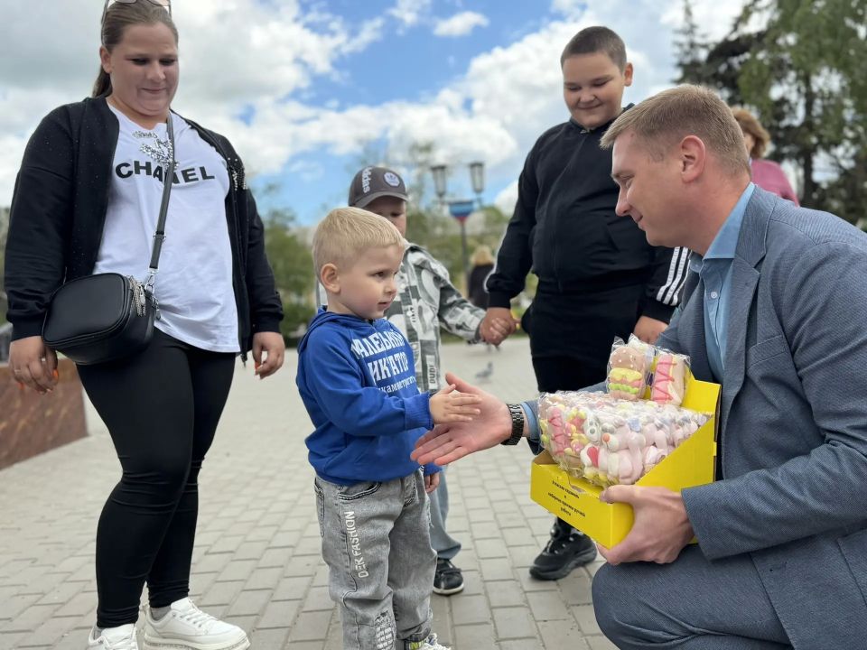 Друзья, сегодня Международный день защиты детей! В честь этого замечательного праздника вместе с нашими неутомимыми активистами партии «Единая Россия» поздравили детишек в самом сердце Кировска — в центральном сквере Друзья, сегодня Международный день защиты детей! В честь этого замечательного праздника вместе с нашими неутомимыми активистами партии «Единая Россия» поздравили детишек в самом сердце Кировска — в центральном сквере