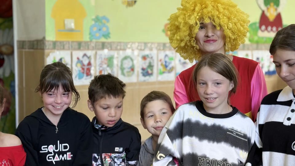 В День защиты детей единороссы организовали праздник для пациентов Алчевского детского противотуберкулезного санатория В День защиты детей единороссы организовали праздник для пациентов Алчевского детского противотуберкулезного санатория