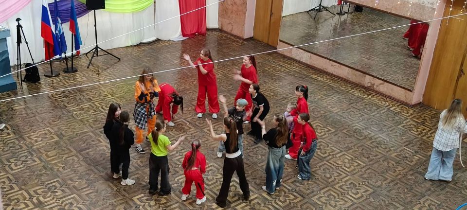 В Молодогвардейском Дворце культуры «Юность» под эгидой ВПП «Единая Россия» прошла игровая программа для детей «Путешествие в творческую страну» В Молодогвардейском Дворце культуры «Юность» под эгидой ВПП «Единая Россия» прошла игровая программа для детей «Путешествие в творческую страну»