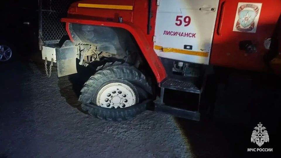 СПАСАТЕЛИ МЧС РОССИИ ПОДВЕРГЛИСЬ АТАКЕ БПЛА В ЛИСИЧАНСКЕ