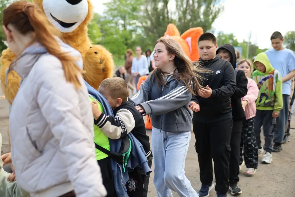 В Фабричном устроили праздник двора с мороженым, роботами и ростовыми куклами В Фабричном устроили праздник двора с мороженым, роботами и ростовыми куклами