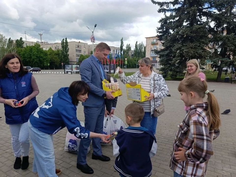 В рамках празднования Международного дня защиты детей и в рамках акции «Добрые дела» единороссы в Кировске провели мероприятие «Счастливое детство» В рамках празднования Международного дня защиты детей и в рамках акции «Добрые дела» единороссы в Кировске провели мероприятие «Счастливое детство»