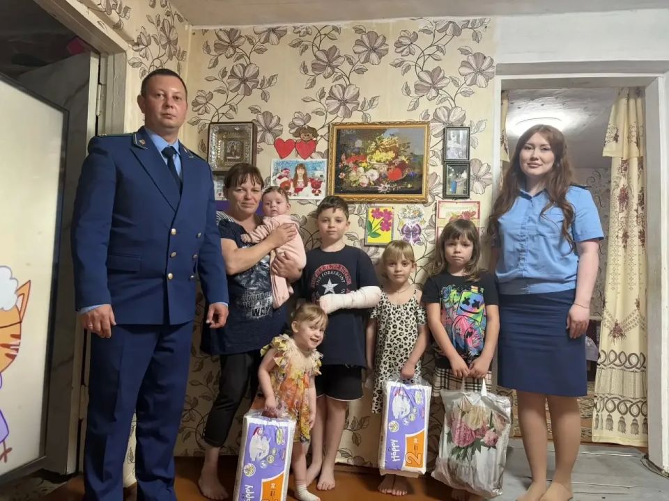 Сотрудники прокуратуры Славяносербского района Луганской Народной Республики в Международный День защиты детей поздравили семью участника СВО, в которой воспитывается 5 несовершеннолетних детей