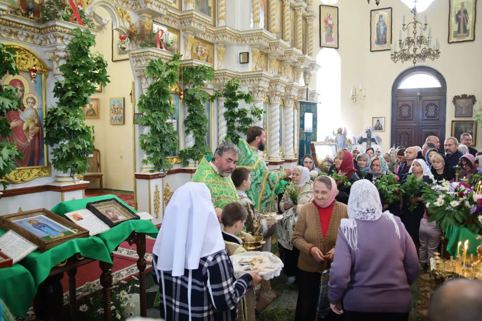 В праздник Святой Троицы депутаты от Единой России передали полевую кухню храму Александра Невского в Луганске В праздник Святой Троицы депутаты от Единой России передали полевую кухню храму Александра Невского в Луганске