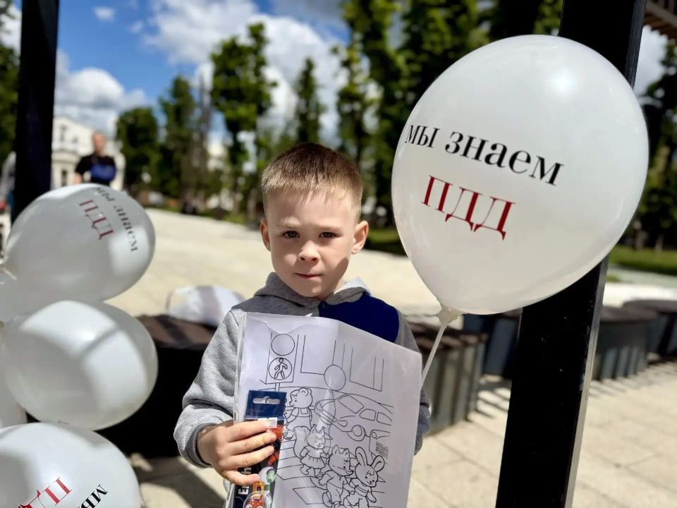 Госавтоинспекторы Луганска поздравили маленьких горожан с Днём защиты детей Госавтоинспекторы Луганска поздравили маленьких горожан с Днём защиты детей