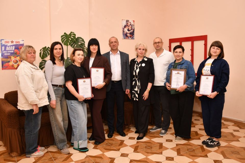 • За личный вклад в оказание помощи ветеранам СВО и их семьям Благодарностями Главы ЛНР Леонида Пасечника были отмечены два социальных координатора свердловского филиала – Елена Ерёмина и Светлана Королёва • За личный вклад в оказание помощи ветеранам СВО и их семьям Благодарностями Главы ЛНР Леонида Пасечника были отмечены два социальных координатора свердловского филиала – Елена Ерёмина и Светлана Королёва