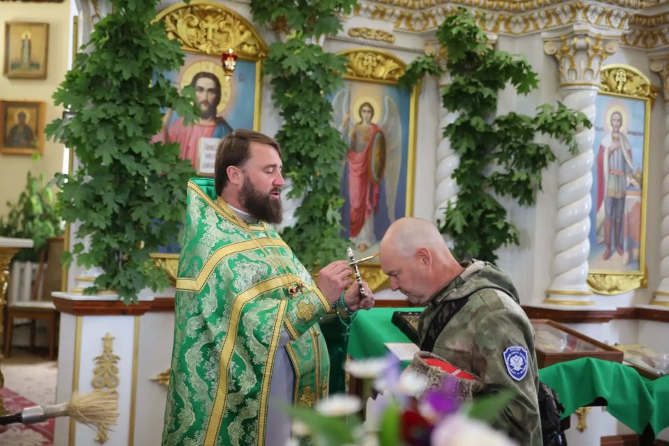 В праздник Святой Троицы депутаты от Единой России передали полевую кухню храму Александра Невского в Луганске В праздник Святой Троицы депутаты от Единой России передали полевую кухню храму Александра Невского в Луганске
