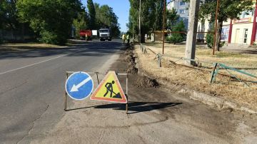 Сотрудники МУП «ДЭП города Рубежное» Работники активно продолжают работы по очистке дорожного покрытия