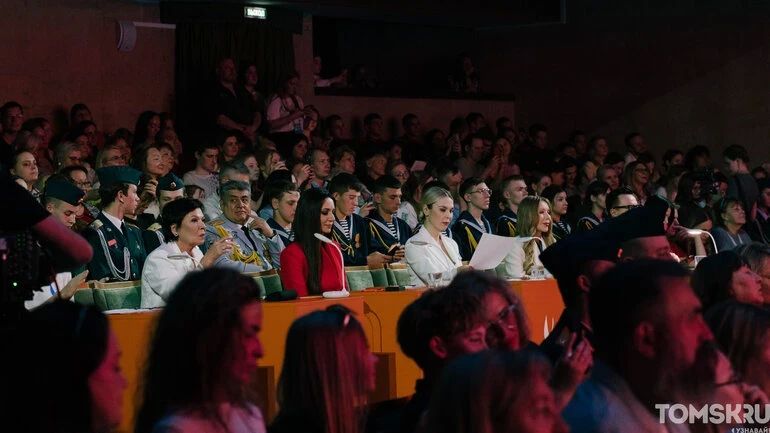 31 мая в Томском театре драмы состоялся заключительный финал третьего всероссийского песенного конкурса «Родники 31 мая в Томском театре драмы состоялся заключительный финал третьего всероссийского песенного конкурса «Родники