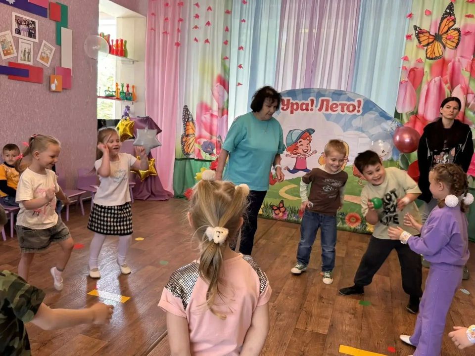 Сотрудники МБУ "ЦКИД г.Брянки" филиал "Клуб им. Ленина" провели для воспитанников брянковского детского сада № 25" Земляничка" развлекательно - игровую программу "В стране детства", приуроченную ко Дню защиты детей Сотрудники МБУ "ЦКИД г.Брянки" филиал "Клуб им. Ленина" провели для воспитанников брянковского детского сада № 25" Земляничка" развлекательно - игровую программу "В стране детства", приуроченную ко Дню защиты детей
