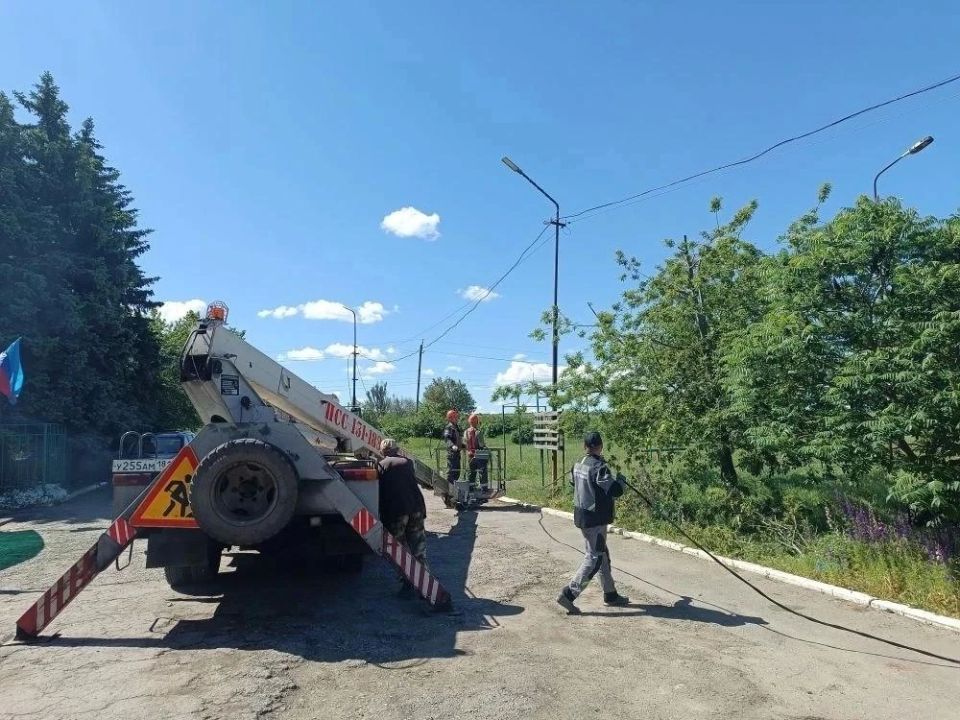 Удмуртские электрики продолжают монтировать проводку на спортивном объекте в Лутугино