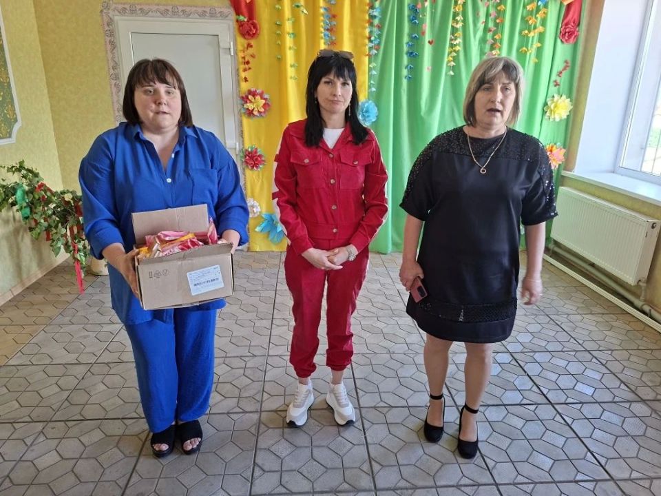 1 июня в пгт Городище сотрудники Городищенского фольклорного центра, совместно с начальником отдела по обеспечению жизнедеятельности пгт Городище, с. Малоивановка Натальей Шапрановой, вручили каждому ребенку мороженое и... 1 июня в пгт Городище сотрудники Городищенского фольклорного центра, совместно с начальником отдела по обеспечению жизнедеятельности пгт Городище, с. Малоивановка Натальей Шапрановой, вручили каждому ребенку мороженое и...