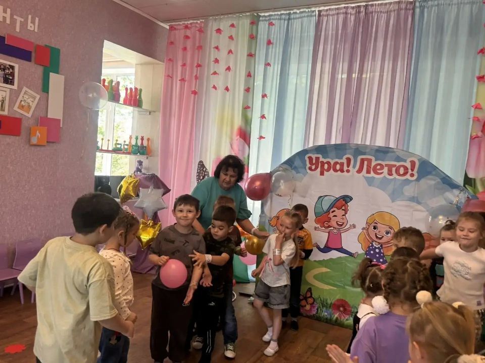 Сотрудники МБУ "ЦКИД г.Брянки" филиал "Клуб им. Ленина" провели для воспитанников брянковского детского сада № 25" Земляничка" развлекательно - игровую программу "В стране детства", приуроченную ко Дню защиты детей Сотрудники МБУ "ЦКИД г.Брянки" филиал "Клуб им. Ленина" провели для воспитанников брянковского детского сада № 25" Земляничка" развлекательно - игровую программу "В стране детства", приуроченную ко Дню защиты детей