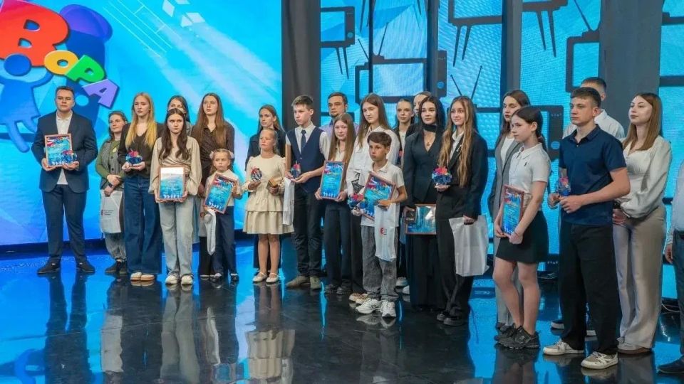 В День защиты детей в ЛНР наградили победителей конкурса юных журналистов «ДеТВора» В День защиты детей в ЛНР наградили победителей конкурса юных журналистов «ДеТВора»