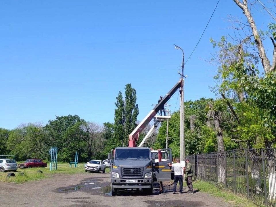 В пгт Ясеновский и пгт Пролетарский продолжаются работы по благоустройству территории В пгт Ясеновский и пгт Пролетарский продолжаются работы по благоустройству территории