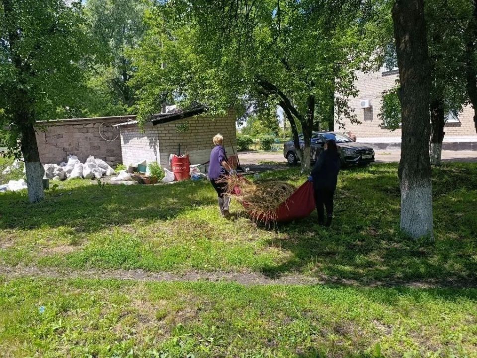 В пгт Ясеновский и пгт Пролетарский продолжаются работы по благоустройству территории В пгт Ясеновский и пгт Пролетарский продолжаются работы по благоустройству территории
