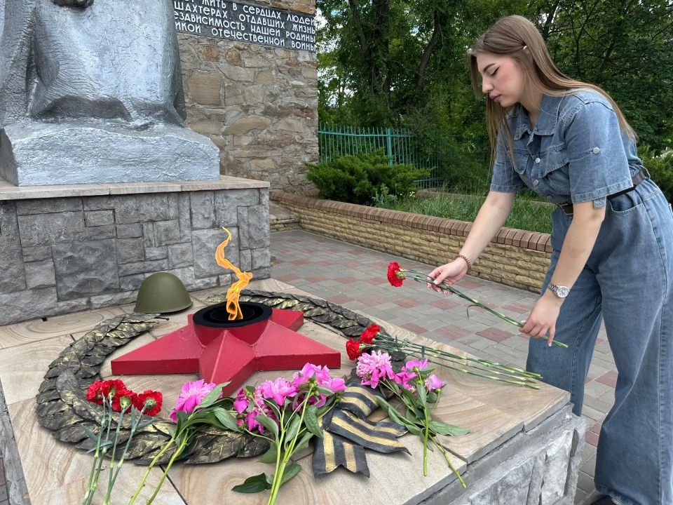 Молодежь Перевальска почтила память погибших в результате авиаудара по зданию Луганской ОГА Молодежь Перевальска почтила память погибших в результате авиаудара по зданию Луганской ОГА