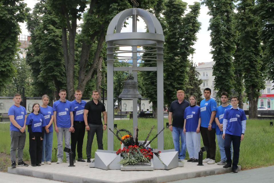В Луганске почтили память жертв авиаудара 2 июня 2014 года В Луганске почтили память жертв авиаудара 2 июня 2014 года