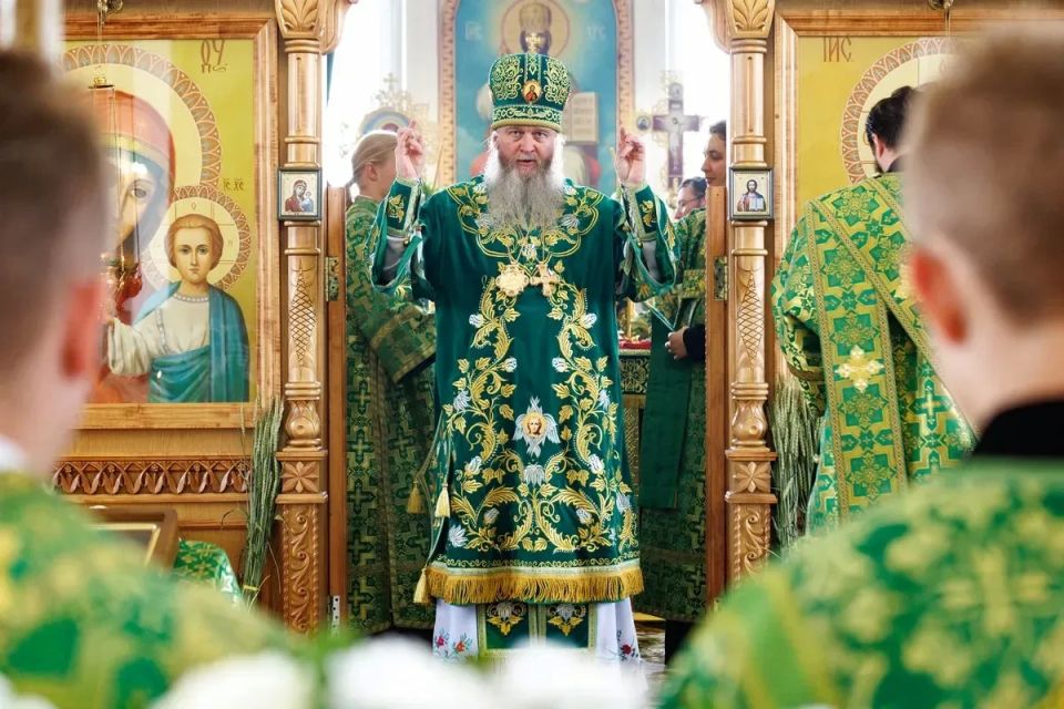 В день Пятидесятницы митрополит Пантелеимон совершил Литургию в Троицком храме села Пивнёвка В день Пятидесятницы митрополит Пантелеимон совершил Литургию в Троицком храме села Пивнёвка