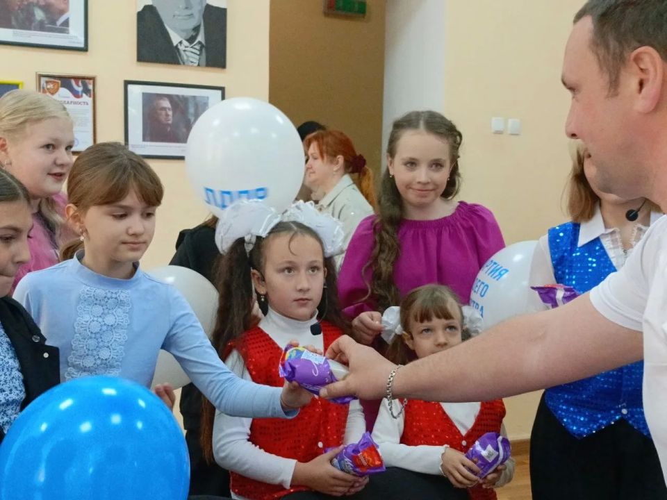 ДЕТИ — НАШЕ БУДУЩЕЕ!. ЛДПР поздравила юных жителей города Алчевска с Днём защиты детей ДЕТИ — НАШЕ БУДУЩЕЕ!. ЛДПР поздравила юных жителей города Алчевска с Днём защиты детей