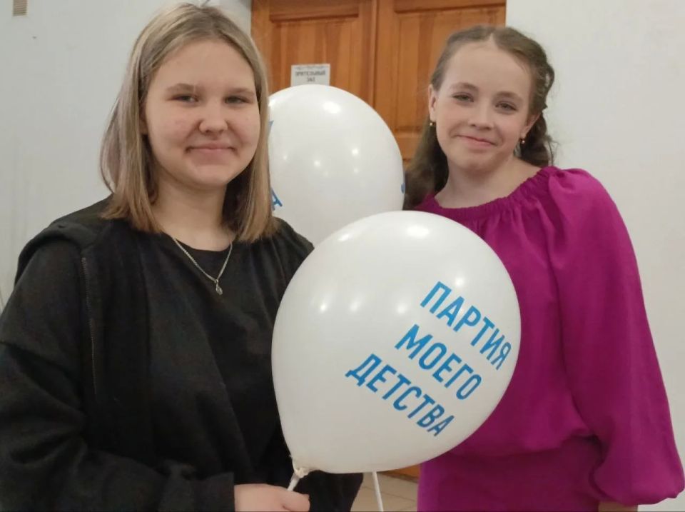 ДЕТИ — НАШЕ БУДУЩЕЕ!. ЛДПР поздравила юных жителей города Алчевска с Днём защиты детей ДЕТИ — НАШЕ БУДУЩЕЕ!. ЛДПР поздравила юных жителей города Алчевска с Днём защиты детей