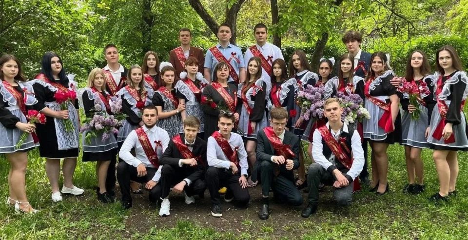 С особым теплом и гордостью говорим о выпускниках Алчевской средней школы № 7