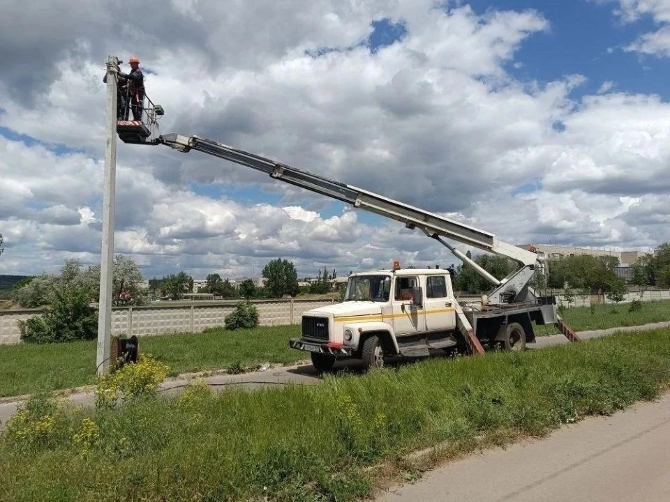 Удмуртские электрики продолжают монтировать проводку на спортивном объекте в Лутугино Удмуртские электрики продолжают монтировать проводку на спортивном объекте в Лутугино