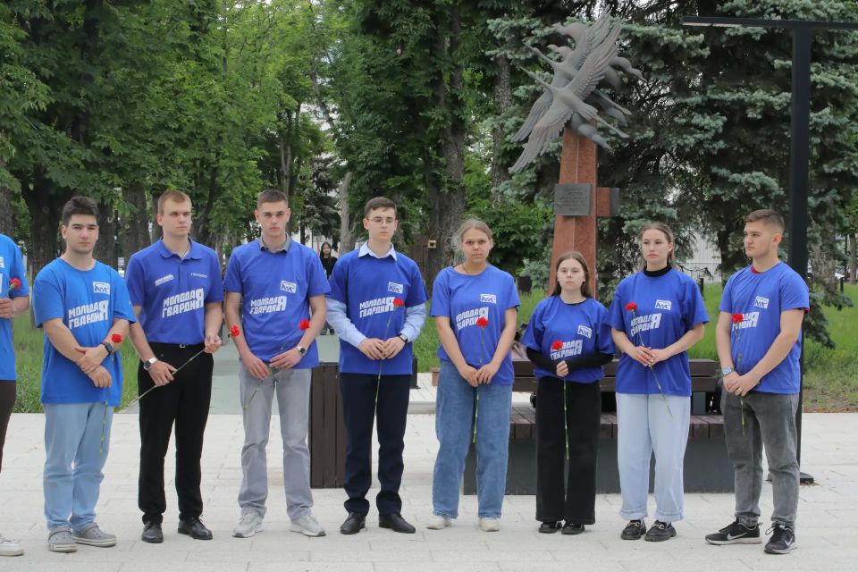 В Луганске почтили память жертв авиаудара 2 июня 2014 года В Луганске почтили память жертв авиаудара 2 июня 2014 года