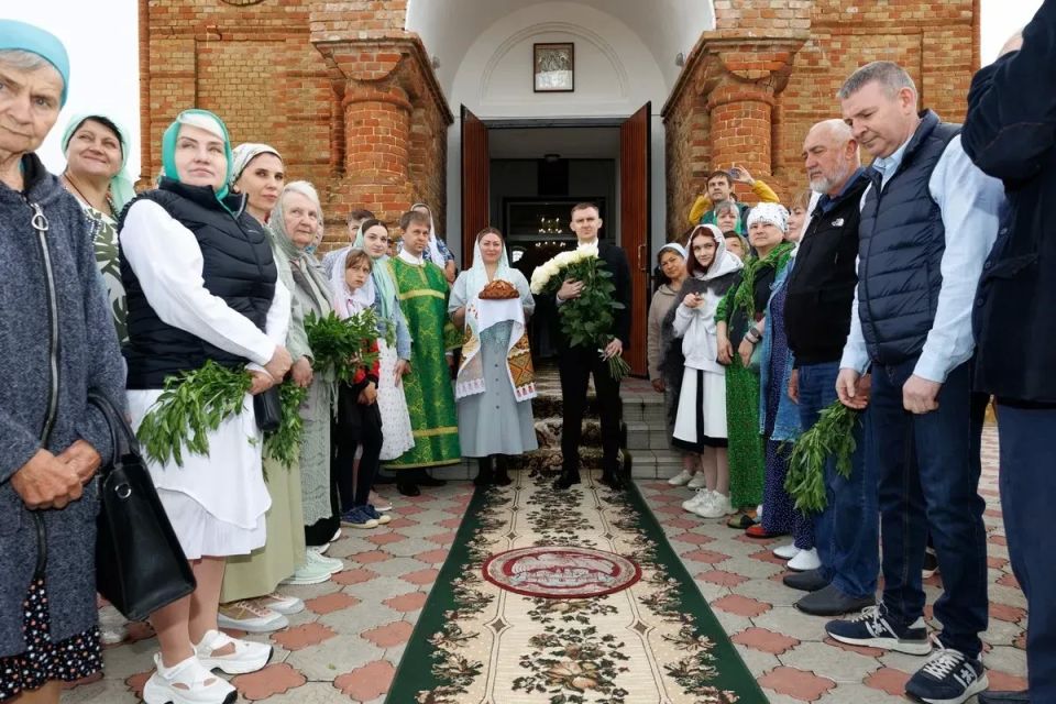 В день Пятидесятницы митрополит Пантелеимон совершил Литургию в Троицком храме села Пивнёвка В день Пятидесятницы митрополит Пантелеимон совершил Литургию в Троицком храме села Пивнёвка