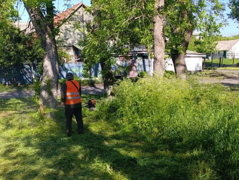 В пгт Ясеновский и пгт Пролетарский продолжаются работы по благоустройству территории В пгт Ясеновский и пгт Пролетарский продолжаются работы по благоустройству территории