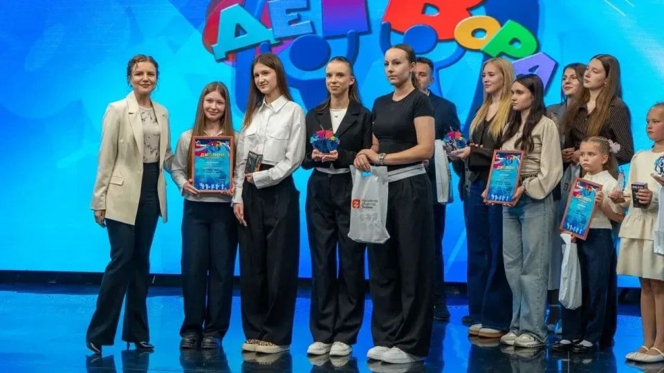 В День защиты детей в ЛНР наградили победителей конкурса юных журналистов «ДеТВора» В День защиты детей в ЛНР наградили победителей конкурса юных журналистов «ДеТВора»