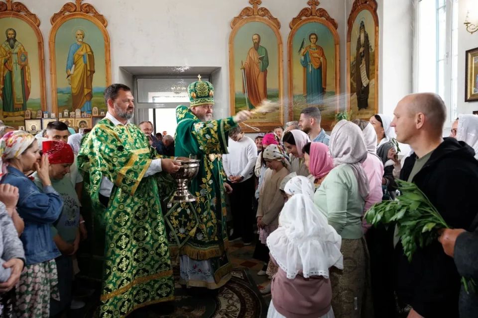 В день Пятидесятницы митрополит Пантелеимон совершил Литургию в Троицком храме села Пивнёвка В день Пятидесятницы митрополит Пантелеимон совершил Литургию в Троицком храме села Пивнёвка
