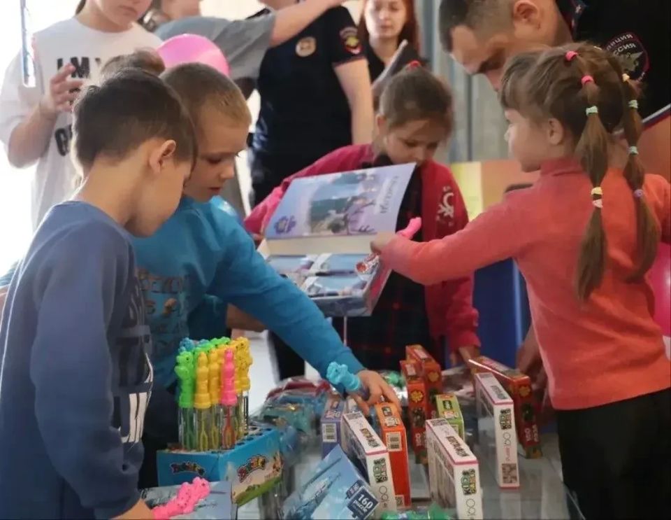 Луганские полицейские подарили детям в парке сок и игрушки, а воспитанникам детского дома — настольные игры Луганские полицейские подарили детям в парке сок и игрушки, а воспитанникам детского дома — настольные игры