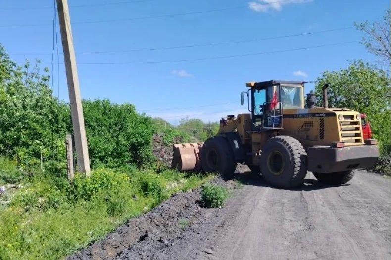 Уборка несанкционированных свалок на территории пгт Шахтерский продолжается Уборка несанкционированных свалок на территории пгт Шахтерский продолжается